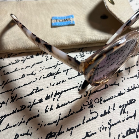 Tom’s Sunglasses - Like New - Picture 4 of 4